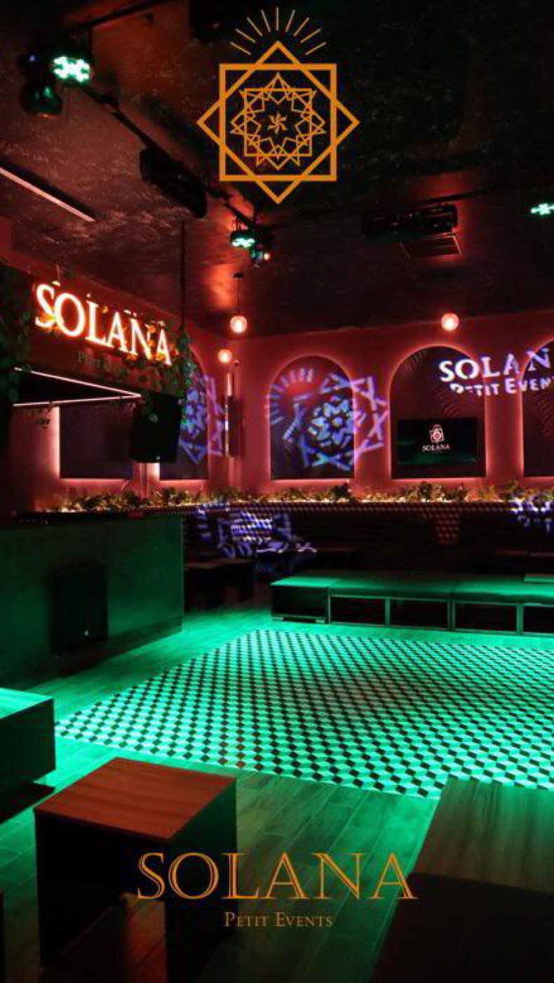 Arcos iluminados del lounge