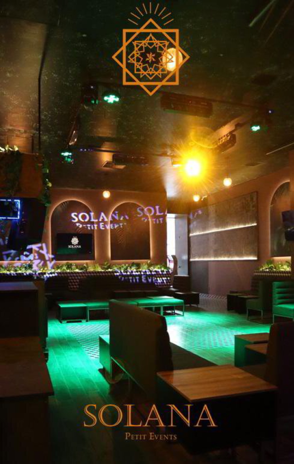 Mesas y barra del lounge
