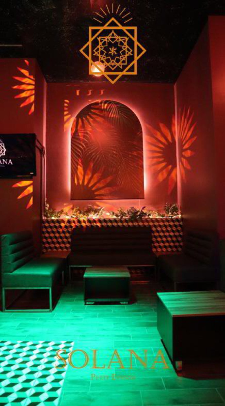 Salón Solana iluminado en rojo